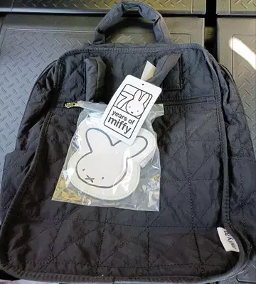 미피 패턴 내부의 블랙 백팩