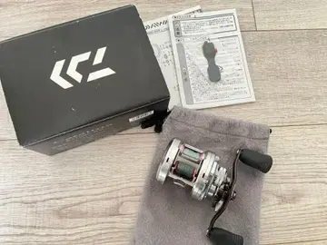 다이와 캐탈리나 베이트 릴 실버 박스 있음 파우치 있음 낚시