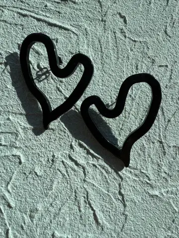 SAN 하트형 귀걸이 블랙