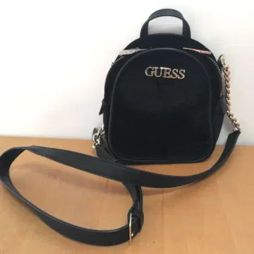 GUESS 블랙 벨로아 백팩형 숄더백