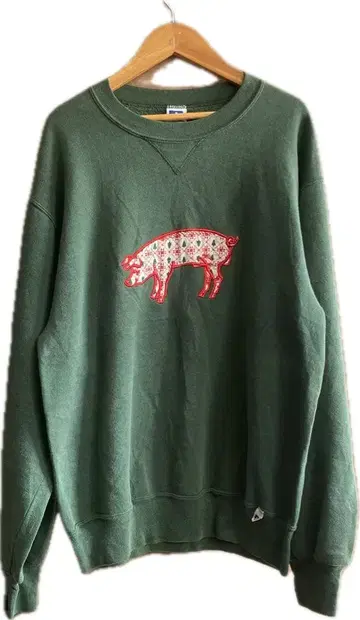 그린 컬러 돼지 자수 크루넥 맨투맨