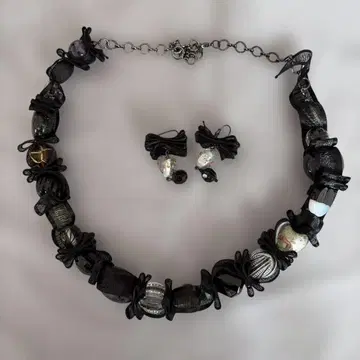 비즈와 리본의 목걸이와 귀걸이 세트