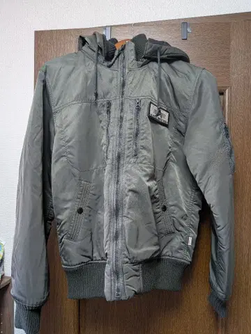 올리브 그린 MA-1 자켓 후드 부착