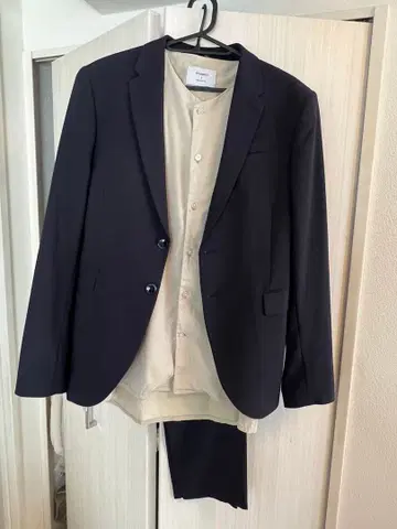 다크 네이비 자켓 베이지 셔츠 세트