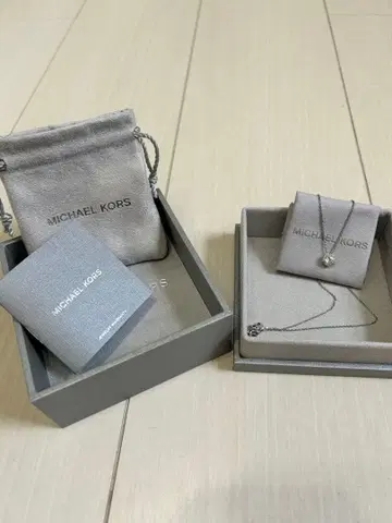 MICHAEL KORS 실버 펜던트 목걸이