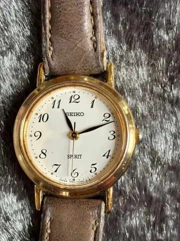 SEIKO SPIRIT 손목시계 팔찌가 상당히 마모되었습니다.