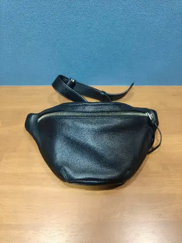 BEAUTY&YOUTH 블랙 가죽 숄더백