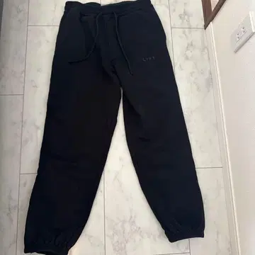 LYFT 버튼 블랙 스웨트 팬츠