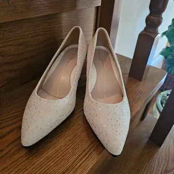 화이트 계열 도트 무늬 스틸레토 펌프스