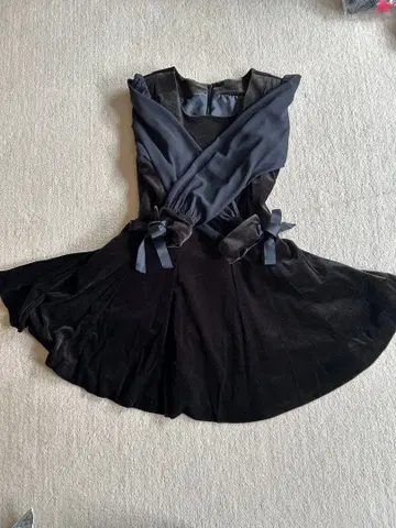 블랙 플레어 스커트 긴팔 원피스