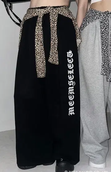 밈 셀렉트 헬로키티 그런지 로고 와이드 스웨트 팬츠