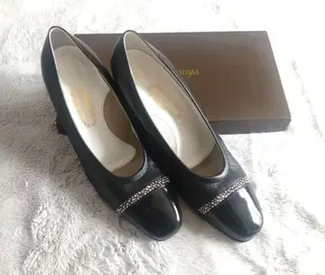 [ 긴자 요시노야 ] 블랙 가죽 스톤 장식 펌프스