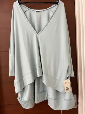 루피 라이트 민트 블루 V넥 오버 사이즈 상의 F 사이즈