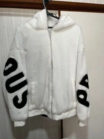 화이트 플리스 자켓 후드 부착