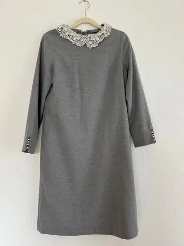 Couture Brooch 그레이 레이스 옷깃 원피스