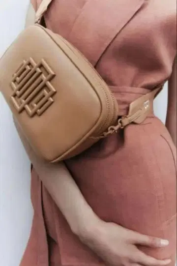 ZARA 베이지 숄더백 입체 로고 디자인