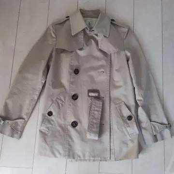 베이지 더블 브레스트 트렌치코트