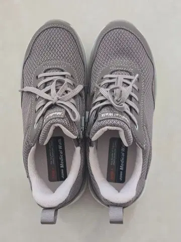 메디컬 워크 스니커즈 베리색