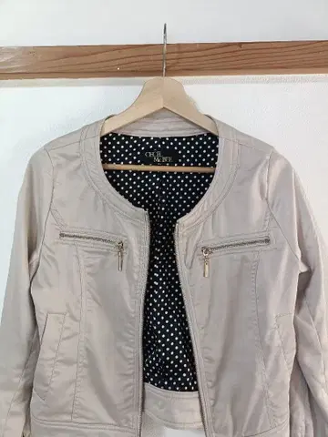 베이지 숏 자켓 도트 무늬