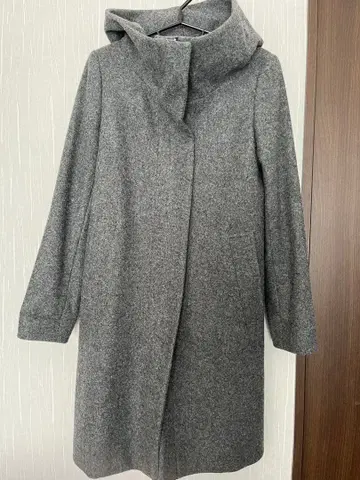 후드 부착 그레이 옷깃 세움 코트