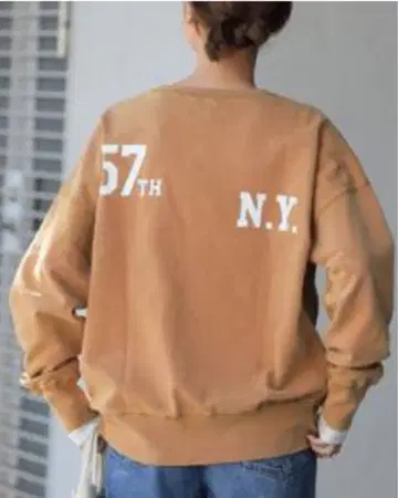 [ HOLIDAYS COMFORT ] 빈티지 가공 로고 맨투맨