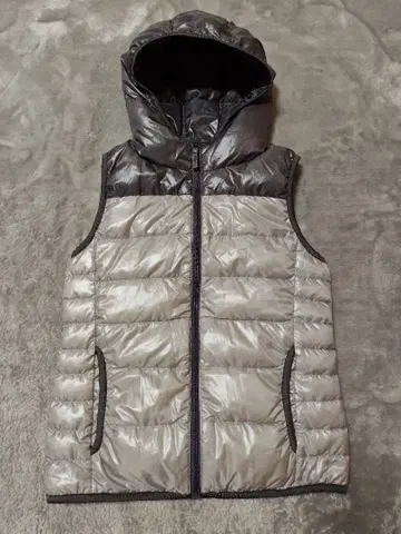 유니클로 프리미엄 라이트 다운 베스트 후드 투톤 컬러 S 여성용