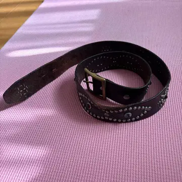 HTC 스터드 장식의 블랙 가죽 벨트