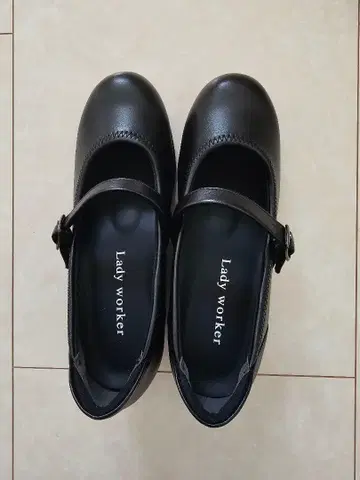 레이디 워커 블랙 스트랩 웨지솔 펌프스