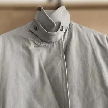 라이트 그레이 트렌치코트