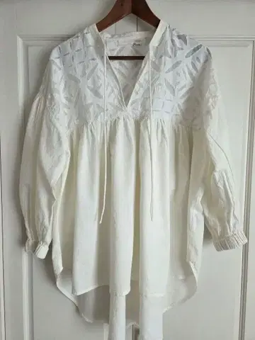 파나카 리버스 아플리케 도트 도비 튜닉 블라우스 화이트