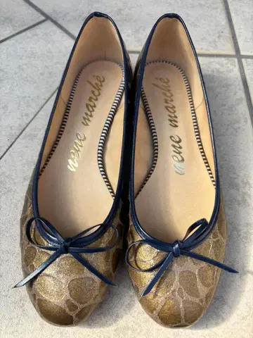 nene marche 리본 포함 악어 무늬 플랫슈즈