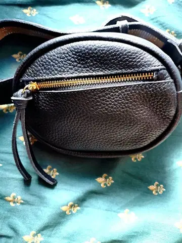 블랙 가죽 바디백