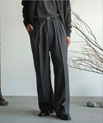 [ shiun ] STRAIGHT TUCK TROUSERS XS