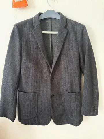 유니클로 다크 그레이 테일러드 자켓