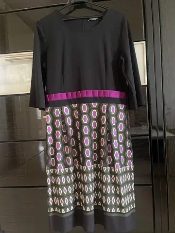 기하학 패턴의 무릎 기장 원피스