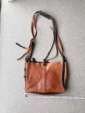 Division 영 브라운 숄더백