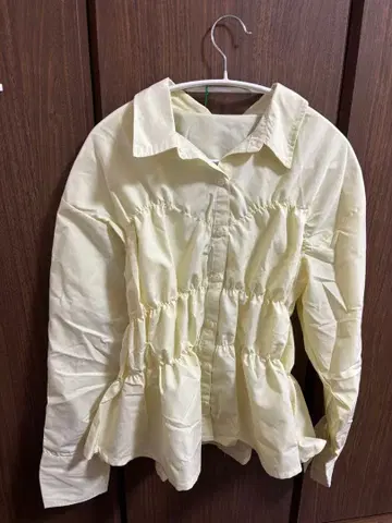 Thevon 뷔스티에 셔링 셔츠