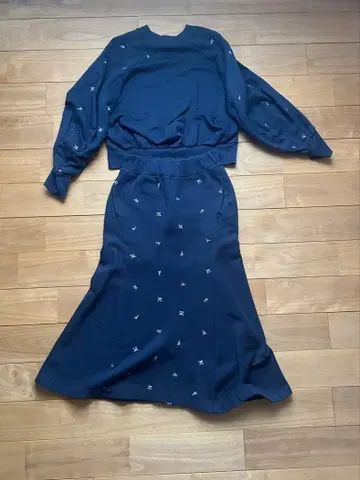 Mame 마메 작은 꽃 자수 맨투맨/스커트 셋업 네이비