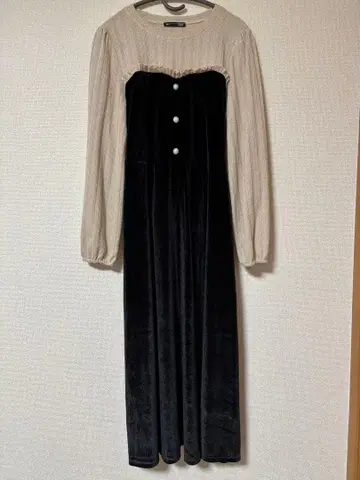 절개 프릴 블랙 벨로아 원단 롱 원피스