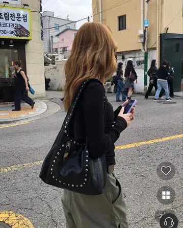 nugu 누그 스퀘어 스터드 포켓 숄더백 아이보리 새상품