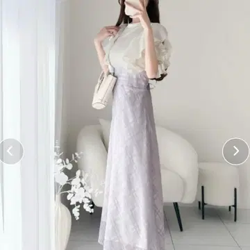 프릴이 달린 라이트 그레이 긴팔 원피스