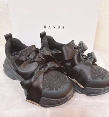 RANDA 리본 포함 블랙 스니커즈