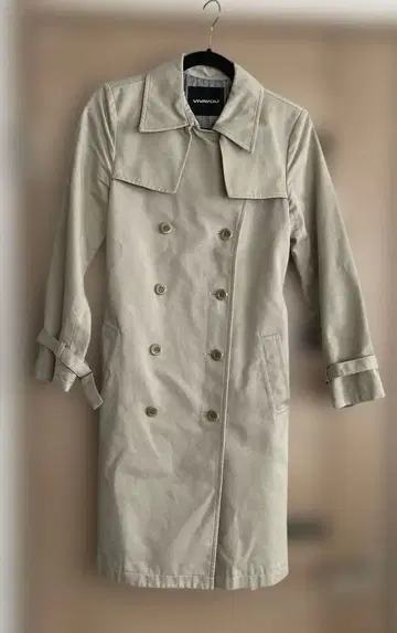 베이지 더블 브레스트 트렌치코트