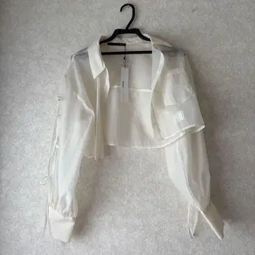 리본 포함 크롭 화이트 셔츠