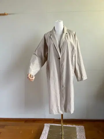 베이지 롱 코트 버튼 포함