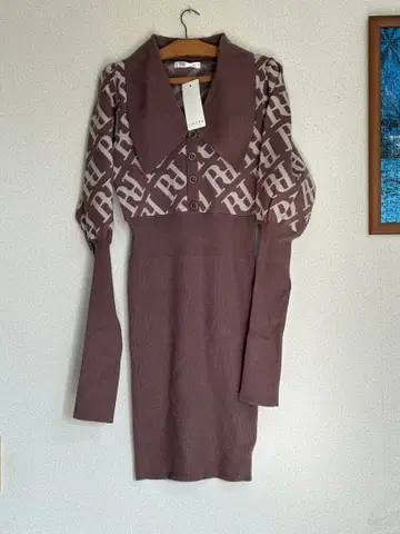 rienda 택 포함 새상품 퍼프 슬리브 타이트 핏 원피스