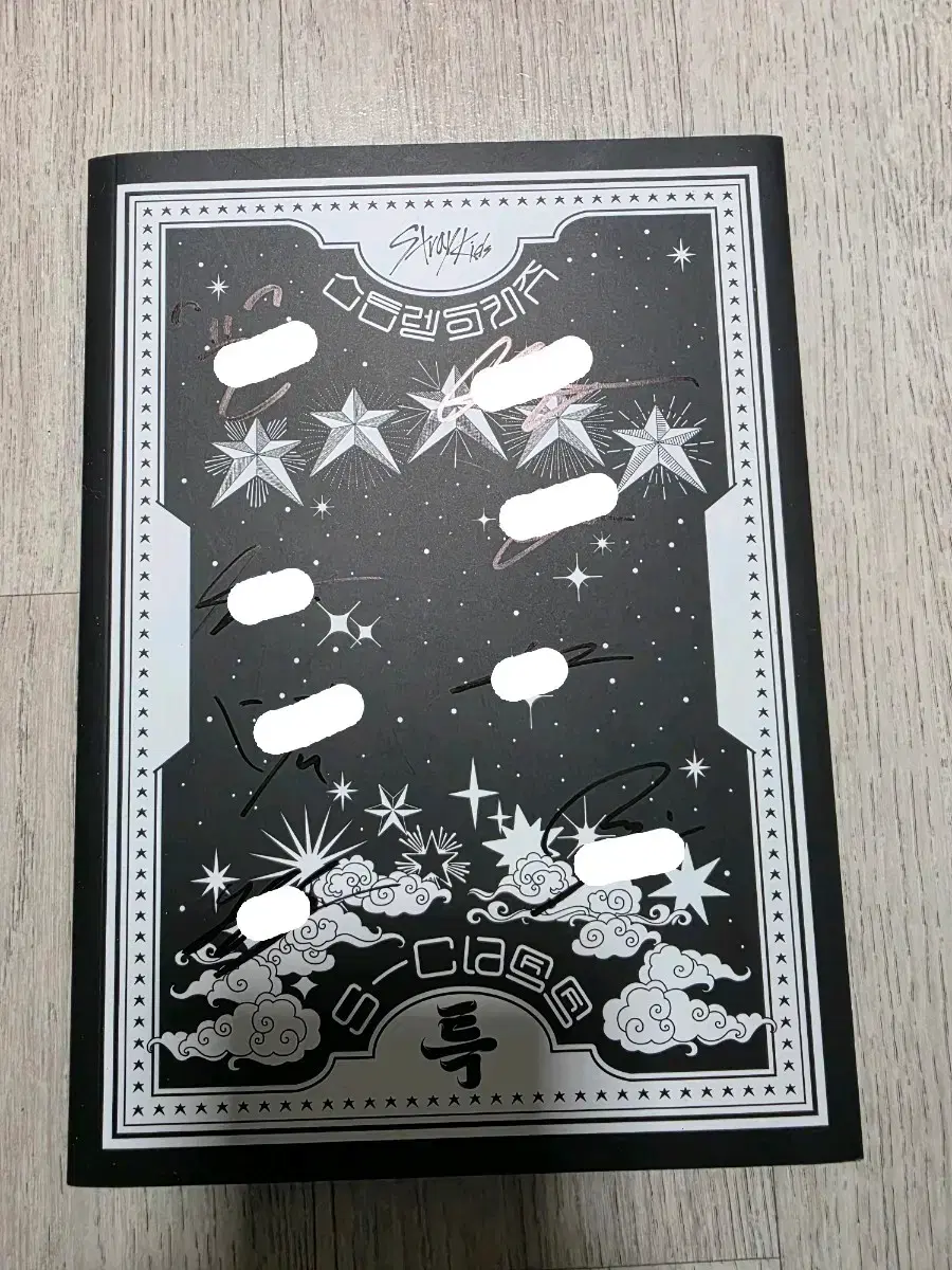 Stray Kids Hyunjin signed album