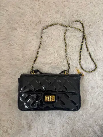 블랙 패턴트 레더 숄더백