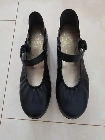 FIRST CONTACT 블랙 웨지솔 펌프스