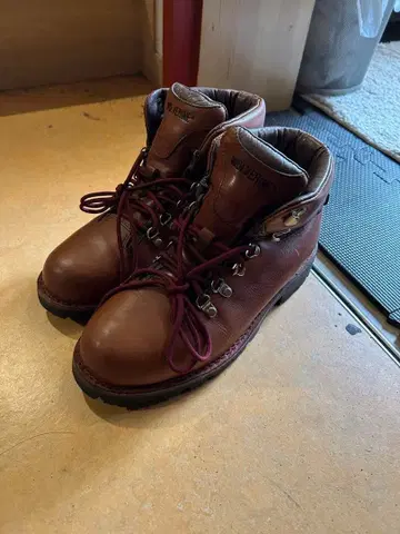 브라운 가죽 하이컷 부츠